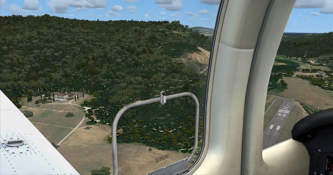 Environs de l'aéroport de La môle Saint-Tropez LFTZ sous FSX-Prepar3D