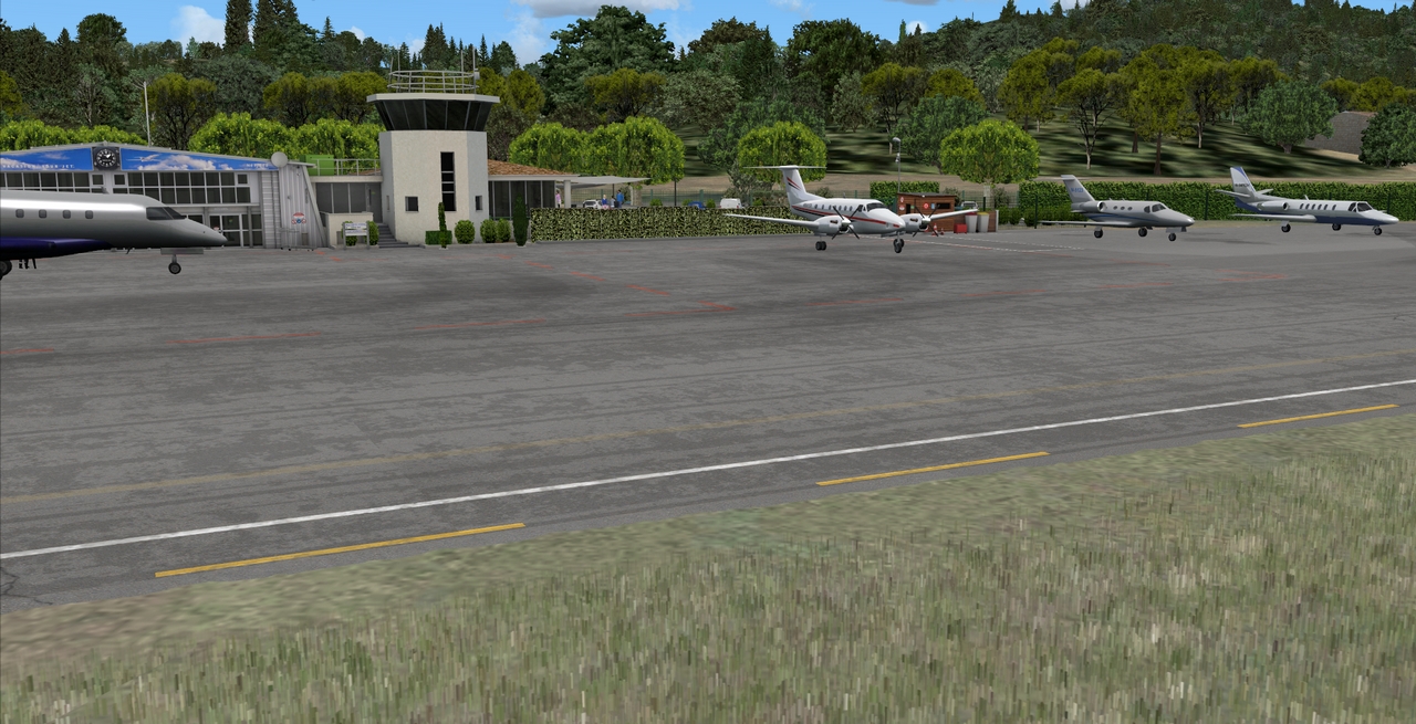 Vue de la tour et des parkings de l'aéroport de La môle Saint-Tropez LFTZ sous FSX-Prepar3D