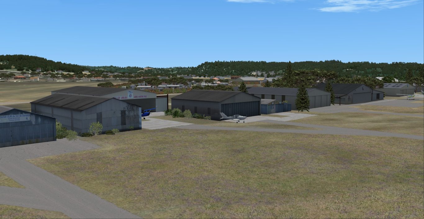Hangars de l'aérodrome de Vinon-sur-Verdon LFNF sous FSX-Prepar3D