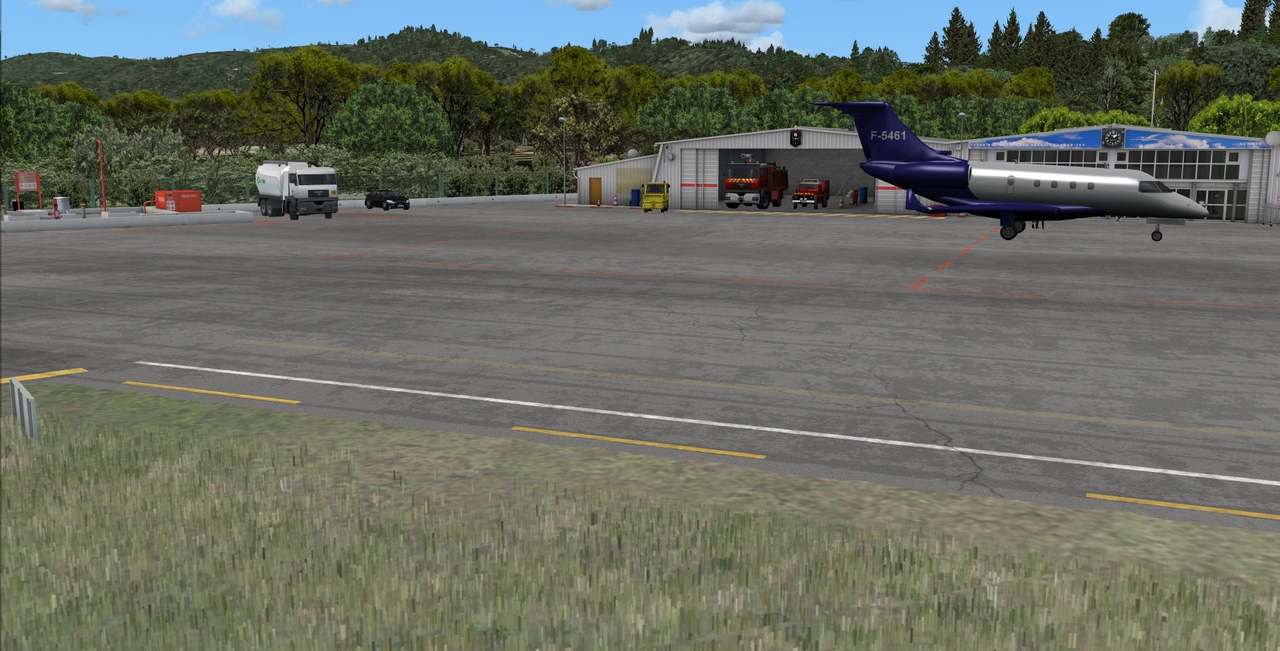 Hangar et Legacy450 sur l'aéroport de La môle Saint-Tropez LFTZ sous FSX-Prepar3D