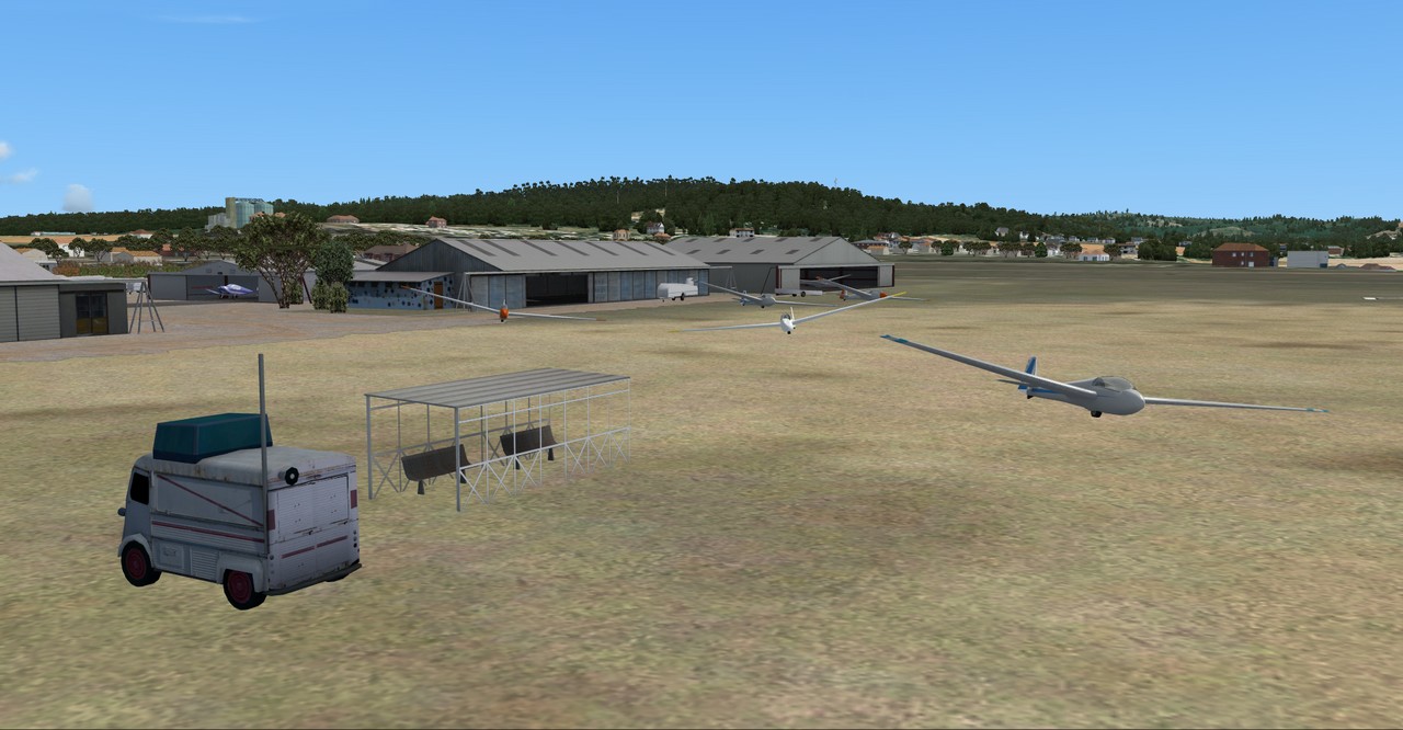 Hangars planeurs sur l'aérodrome de Vinon-sur-Verdon LFNF sous FSX-Prepar3D